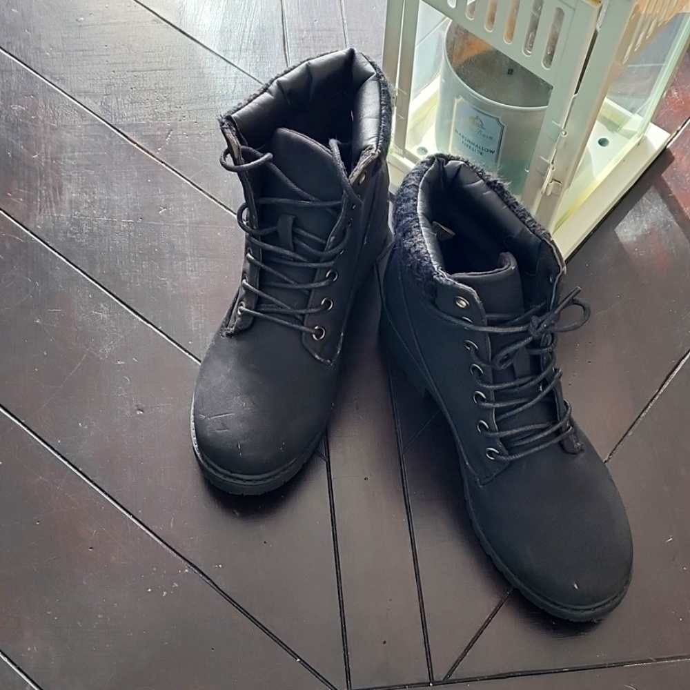 Sz 6 women's black combat boots.